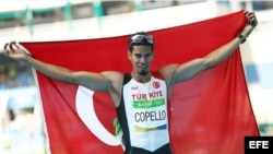 Yasmani Copello celebra su medalla de bronce en los Juegos Olímpicos de Río de Janeiro.