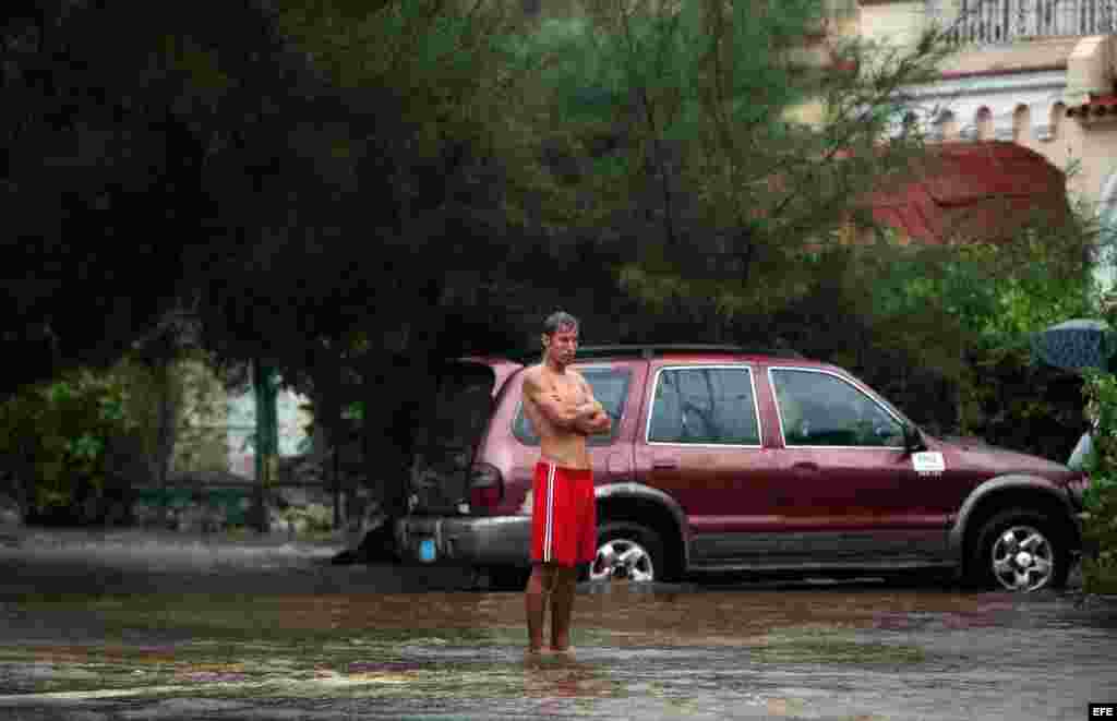 Un hombre observa desde una calle inundada en La Habana (Cuba). 