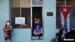 Una mujer deja un centro de vacunaci[on contra el COVID-19 en La Habana. (REUTERS/Alexandre Meneghini)