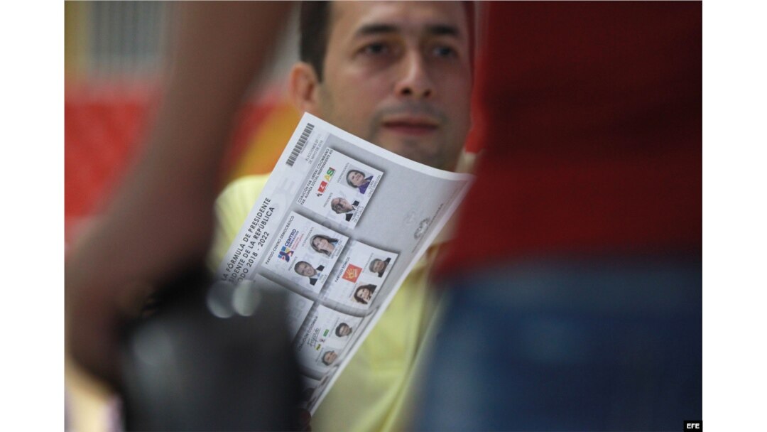Colombianos salen a votar por su próximo presidente.