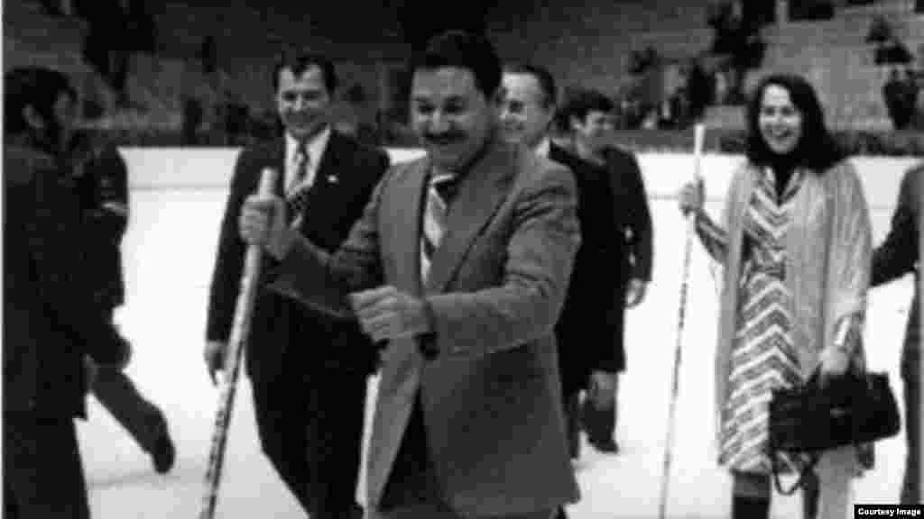 Visita Raúl Castro al equipo de hockey del ejército soviético CSKA. 