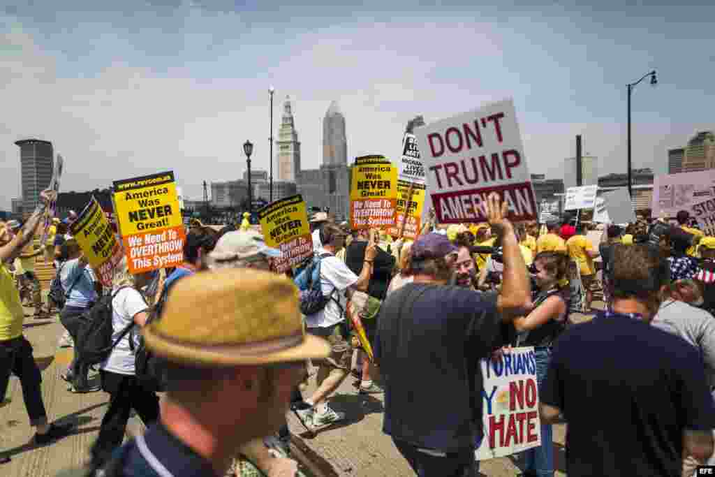 Varios manifestantes se agrupan bajo el lema 'Stand Against Trump' para protestar contra el candidato republicano a la presidencia estadounidense.