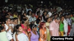 Congregación en la iglesia del Pastor Alaín Toledano Valente, en Santiago de Cuba.