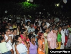 Congregación en la iglesia del Pastor Alaín Toledano Valente, Stgo. de Cuba.