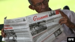 Un hombre lee el diario oficial Granma en La Habana (Cuba). 