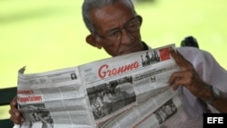 Un hombre lee el diario oficial Granma en La Habana (Cuba).