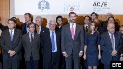 Los príncipes de Asturias posan junto al escritor nicaragüense Sergio Ramírez (i), el secretario de Estado de Cultura, José María Lasalle (2i), el Nobel de Literatura Mario Vargas Llosa (3i) y el secretario general iberoamericano, Enrique Iglesias (d), qu