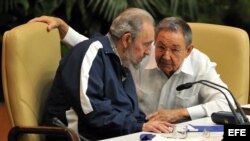 ARCHIVO. Fidel Castro (i), habla con el actual mandatario, Raúl Castro (d), el 19 de abril de 2011, durante la clausura del VI Congreso del Partido Comunista de Cuba en La Habana.