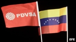 BAR01- BARCELONA (VENEZUELA), 01/05/07.- Un trabajador de Petróleos de Venezuela S.A (PDVSA) sonríe durante un acto celebrado hoy, 1 de mayo de 2007, en Barcelona(Venezuela). El ministro venezolano de Energía y Petróleo, Rafael Ramírez, anunció que el Est