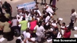 Damas de Blanco se sientan en la calle en el momento que las van a detener, el domingo 19 de junio, en Lawton, La Habana.