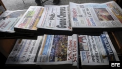 Vista de diarios locales venezolanos que circularon en octubre de 2012, en Caracas, un día después de las elecciones presidenciales en el país. 