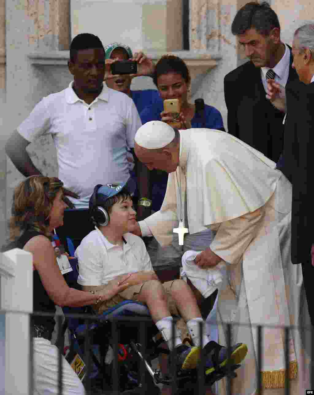  El papa Francisco saluda a un niño discapacitado durante un encuentro con jóvenes hoy, domingo 20 de septiembre de 2015, en el Centro Cultural Padre Félix Varela, en La Habana (Cuba). EFE/Orlando Barría