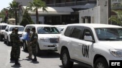 Imagen de archivo tomada el 21 de julio de 2012 de observadores de la ONU frente al hotel Dama Rose en Damasco, Siria.