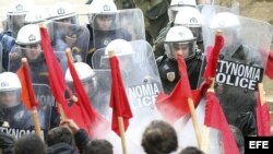 Unos manifestantes tratan de irrumpir en el Parlamento griego en Atenas el martes 7 de febrero de 2012
