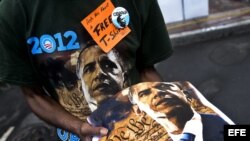 Ron Atkins vende unas camisetas con la imagen del presidente estadounidense, Barack Obama, en el centro de Charlotte, Carolina del Norte, (EEUU). 