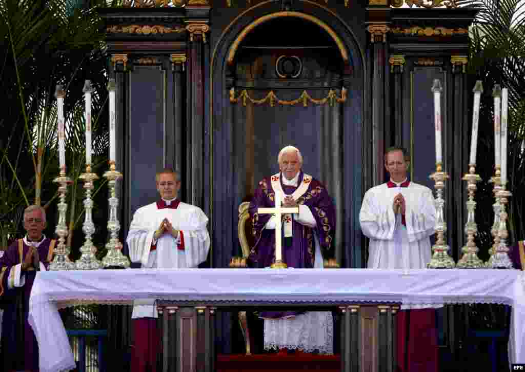 El papa Benedicto XVI oficia una misa multitudinaria el 28 de marzo de 2012, en la Plaza de la Revolución José Martí, en La Habana.