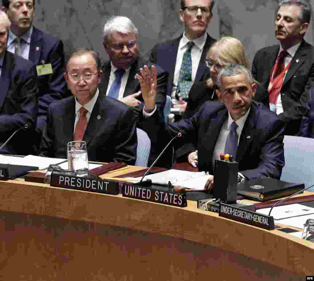 El presidente estadounidense, Barack Obama (d), vota en una reunión de alto nivel del Consejo de Seguridad de la ONU. 