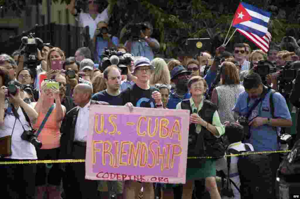 Varias personas asisten a la ceremonia de reapertura de la embajada cubana en Washington.