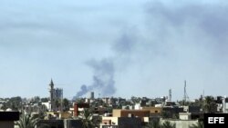 Una columna de humo, que se cree fue provocada por unas explosiones cerca del Aeropuerto Internacional de Trípoli, se eleva sobre el cielo de la capital libia.