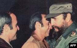 Fidel Castro en compañía del coronel de Tropas Especiales Antonio De La Guardia (C) y su hermano el general Patricio de la Guardia.