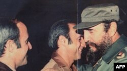Fidel Castro en compañía del coronel de Tropas Especiales Antonio De La Guardia (C) y su hermano el general de brigada Patricio de la Guardia.