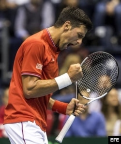 El serbio Novak Djokovic celebra un punto ante el español Albert Ramos.