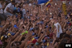 Seguidores del candidato de la oposición a la presidencia de Venezuela, Henrique Capriles en un acto político en Maracaibo (Venezuela).