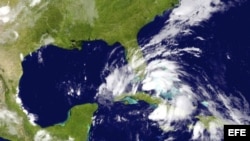 Imagen facilitada por la Administración Nacional de Océanos y Atmósfera de Estados Unidos (NOAA, por su sigla en inglés) hoy, domingo 26 de agosto de 2012 de la evolución de la tormenta tropical Isaac. EFE/Noaa