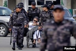 Santrich salió de la cárcel de La Picota en una silla de ruedas.