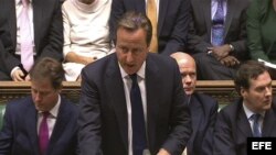 El primer ministro británico David Cameron interviene durante un debate sobre Siria en la Cámara de los Comunes, Londres, Reino Unido, hoy 29 de agosto de 2013