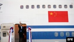 El primer ministro chino, Li Keqiang (c), desembarca a su llegada al aeropuerto internacional de Wattay en Vientián (Laos) hoy, 6 de septiembre de 2016.