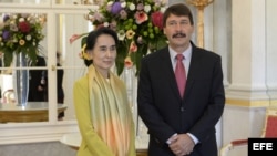 El presidente de Hungría, János Áder (d), recibe a la premio Nobel de la Paz y activista birmana, Aung San Suu Kyi (i), en el Palacio Alexander de Budapest (Hungría). 