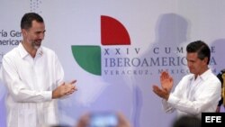 El Rey Felipe VI acompañado por el presidente de México, Peña Nieto (d), durante su participación en la clausura del X Encuentro Empresarial Iberoamericano, que se celebra en la ciudad mexicana de Veracruz, en el marco de la XXIV Cumbre Iberoamericana. EFE/JuanJo Martin.