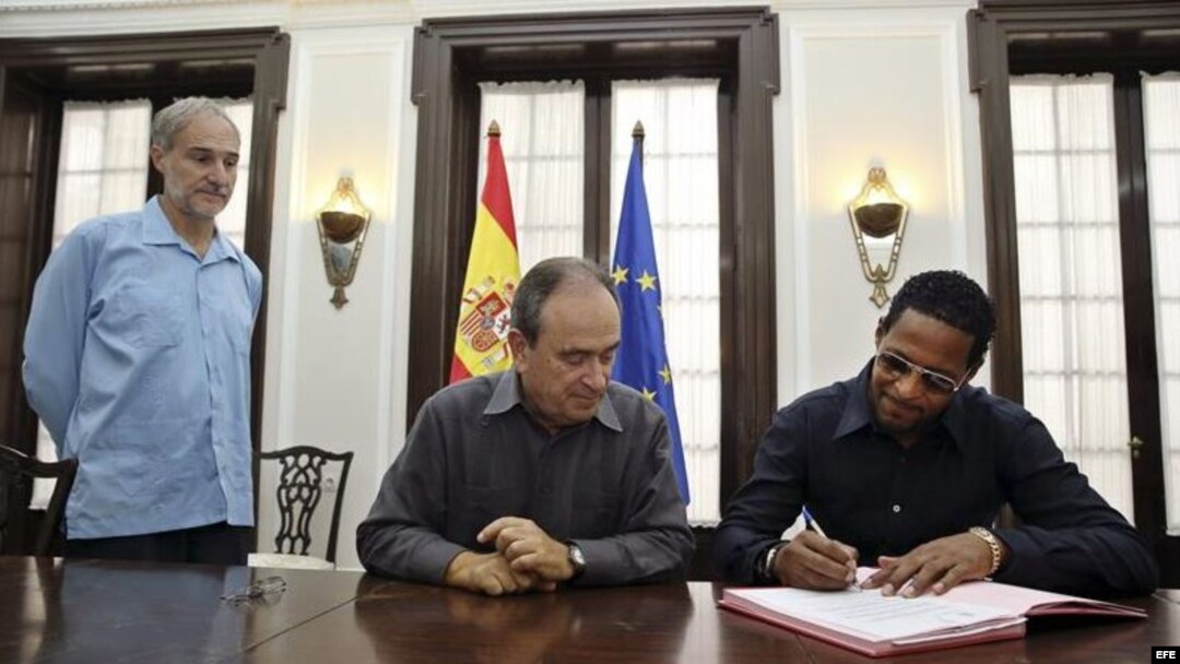 Javier Sotomayor firma hoy, viernes 25 de septiembre de 2015, la concesión de la nacionalidad española, en un acto encabezado por el cónsul general de España en Cuba, Jorge Montenegro y el embajador de España en la isla, Francisco Montalbán (d-i).