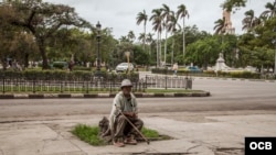 Los abuelos cubanos en la calle