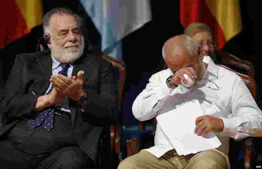  El escritor cubano Leonardo Padura (d) y el cineasta estadounidense Francis Ford Coppola, durante la ceremonia de entrega de los Premios Princesa de Asturias, celebrada esta tarde en el Teatro Campoamor de Oviedo. 