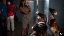 Una mujer embarazada espera para recibir una dosis de la vacuna Abdala contra COVID-19 (AP Foto/Ramon Espinosa).