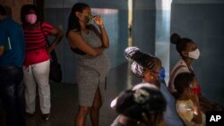 Una mujer embarazada espera para recibir una dosis de la vacuna Abdala cubana contra COVID-19 en una clínica en La Habana. (AP Foto/Ramon Espinosa)