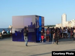 Visitantes se amontonan para ver "Cubo azul", de Rachel Valdés.