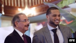 El beisbolista Robinson Canó (d) posa junto al presidente dominicano, Danilo Medina (i), durante un acto en homenaje al equipo de béisbol dominicano
