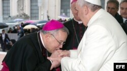 El arzobispo de Filadelfia, Charles Chaput, es recibido por el papa Francisco. EFE