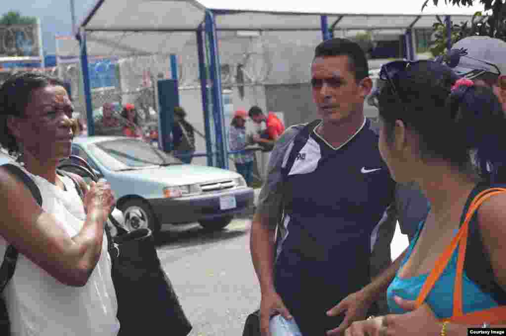Cubanos varados en Costa Rica son deportados a Nicaragua por la Dirección General de Migración y Extranjería. 