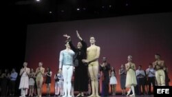 Alicia Alonso, junto a dos primeros bailarines del Ballet Nacional de Cuba que fundó y dirige, Yoel Carreño (i) y Dani Hernández (d), recibe la ovación del público en París.