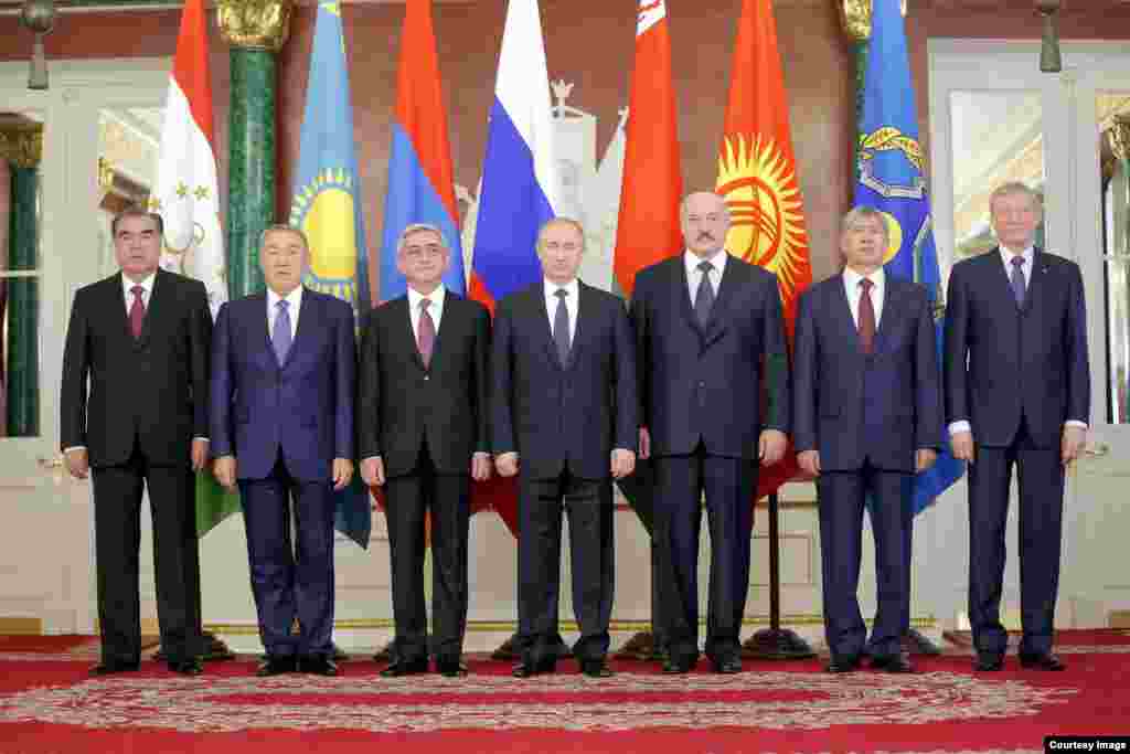 El presidente ruso, Vladímir Putin (c), posa para una fotografía de familia con sus homólogos de Armenia, Kazajistán, Kirguizistán y Tayikistán, durante la reunión del Consejo de Seguridad de la Organización del Tratado de Seguridad Colectiva (OTSC). n Mo
