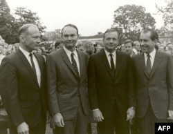 Foto de la NASA tomada el 11 de mayo de 1969: el Presidente Richard Nixon (der) con la tripulación del Apolo 11 (de izq. a der.) Edwin E. Aldrin,Jr., Michael Collins y Neil A. Armstrong.