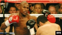 Foto de archivo. El boxeador estadounidense Floyd Mayweather Jr. (d) golpea con la zurda al púgil mexicano-americano Oscar De La Hoya durante su combate por el título de los pesos súper welter del Consejo Mundial de Boxeo disputado en 2007 en Las Vegas. 