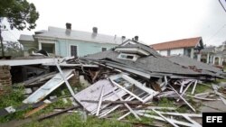 Escombros de una casa desplomada por los fuentes vientos del huracán Isaac en la calle South Alexander de Nueva Orleans, Luisiana, EE.UU. EFE/Skip Bolen