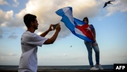 Una youtuber cubana posa en el Malecón de La Habana.