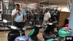  Un hombre observa en una tienda de La Habana varios ciclomotores eléctricos que están en venta al precio de 794,65 y 994,40 pesos convertibles, que equivalen a 884,77 y 1107,19 dólares respectivamente. 