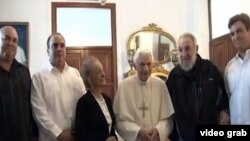 Angel Castro (segundo de izq. a der.) junto a sus padres y hermanos en una visita al Papa Benedicto XVI en la nunciatura de La Habana. 